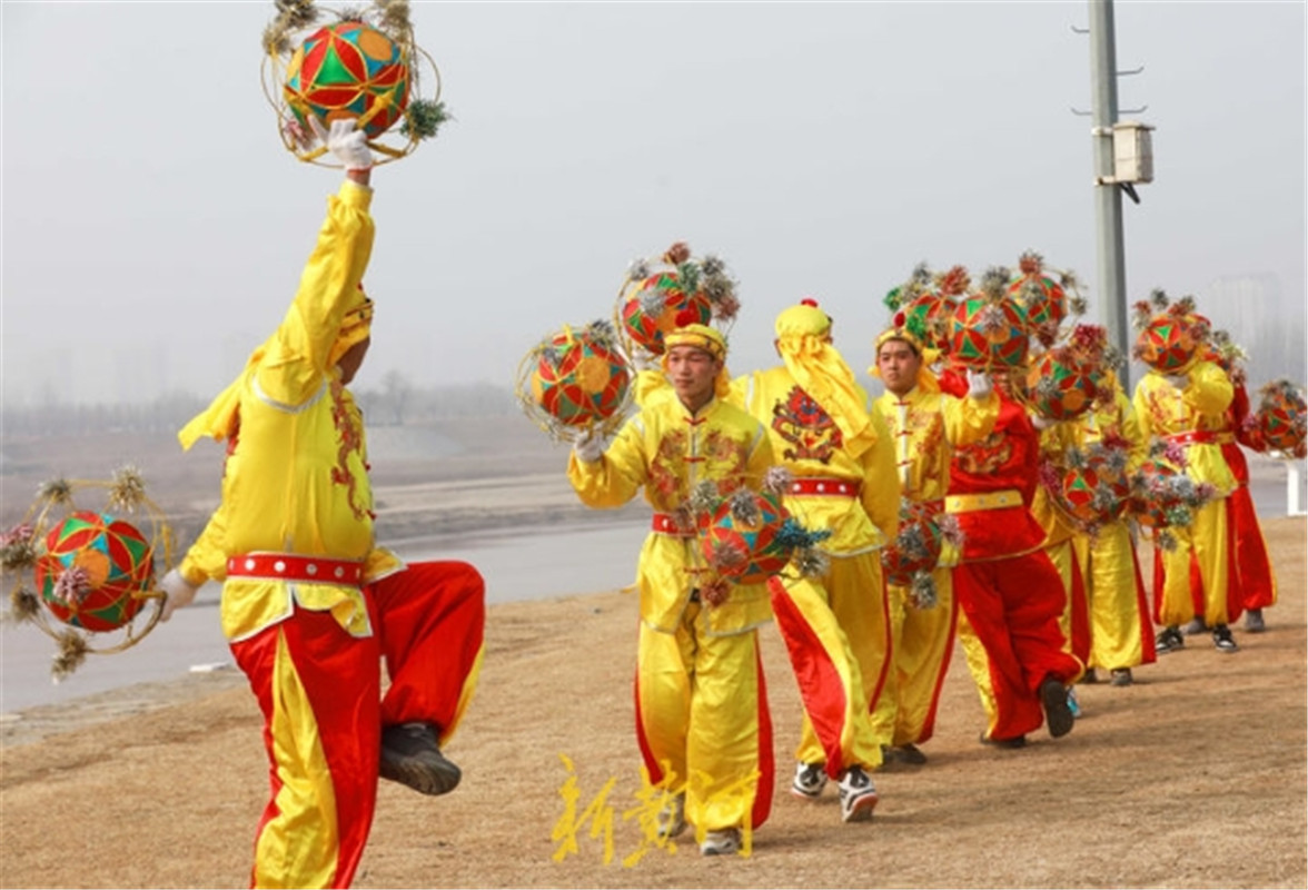 Jinan youngsters revive traditional lantern dance