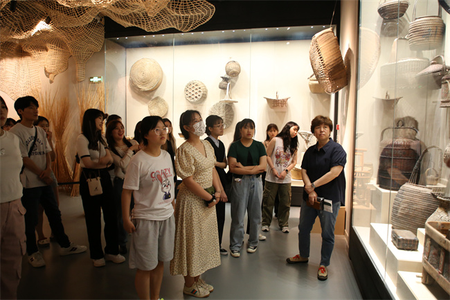 International students gather at the Folk Art Museum to experience the charm of traditional Chinese folk customs