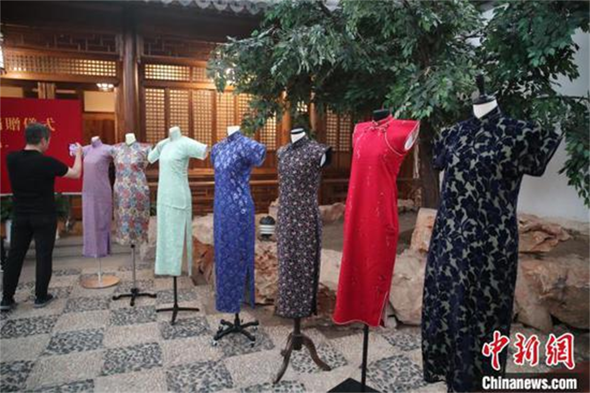Singer from Taiwan donates antique clothing, garnering praise from netizens